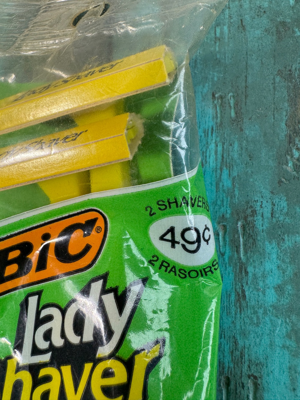 Vintage 1970s Bic Lady Shaver Package of 2 Yellow Razor Unused T.V. Movie Prop - Picture 3 of 3